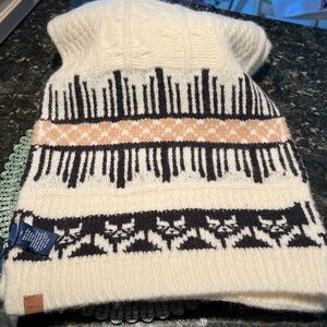 NWT gorgeous Cole Haan Cream and Black Patterned Knit Scarf w/ leather logo.